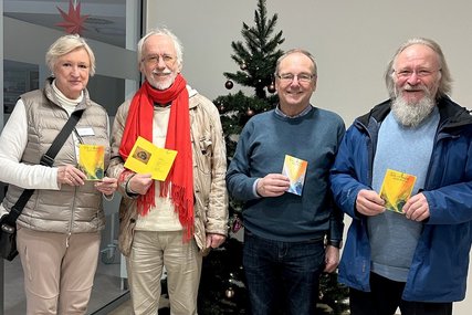 Menschen stehen in einem Raum - Copyright: Schultz / Privat 