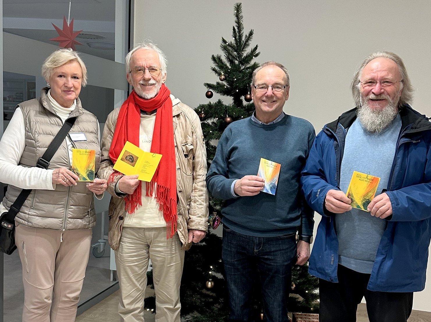 Menschen stehen in einem Raum