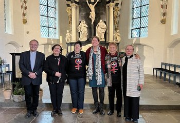 Sechs Personen stehen in einer Kirche - Copyright: Viktoria-Elisabeth Brandt