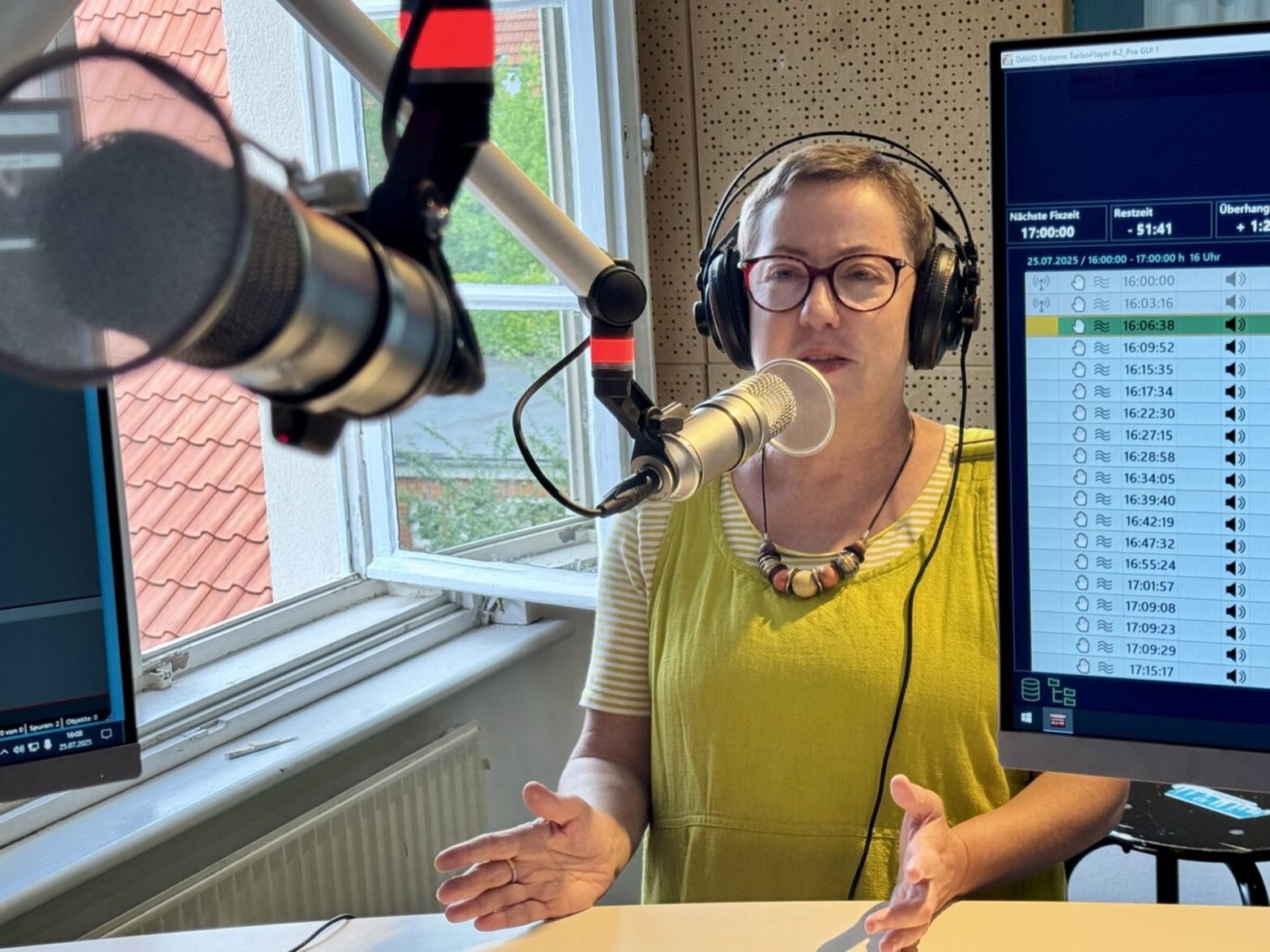 Eine Frau in einem Radiostudio