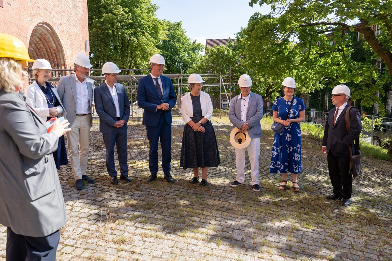 Mehrere Personen mit Bauhelmen 