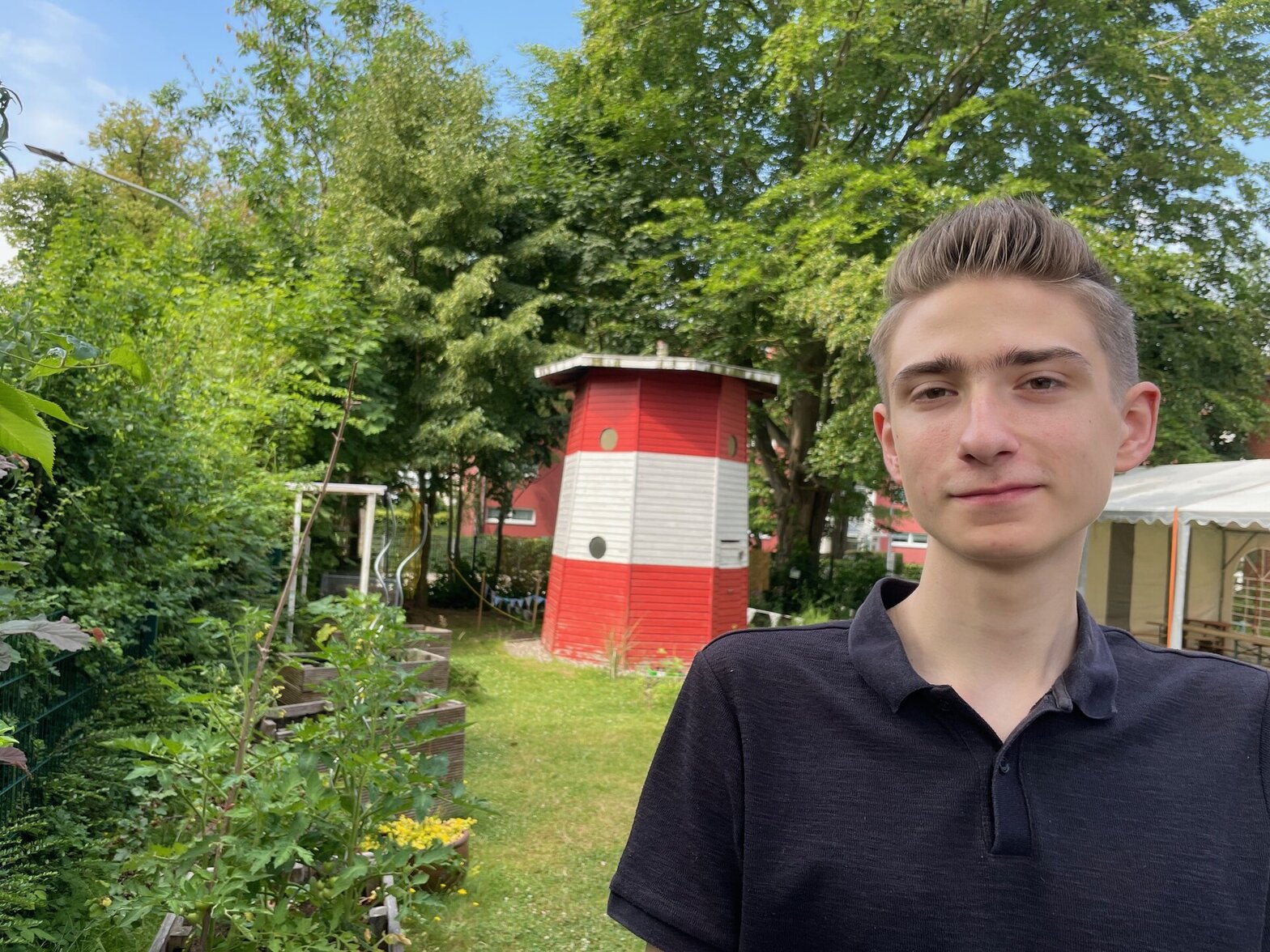 Ein Mann schaut in die Kamera