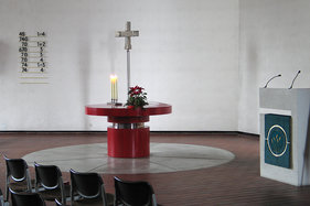 Blick auf den Altar und Kanzelpult der Kreuzkirche