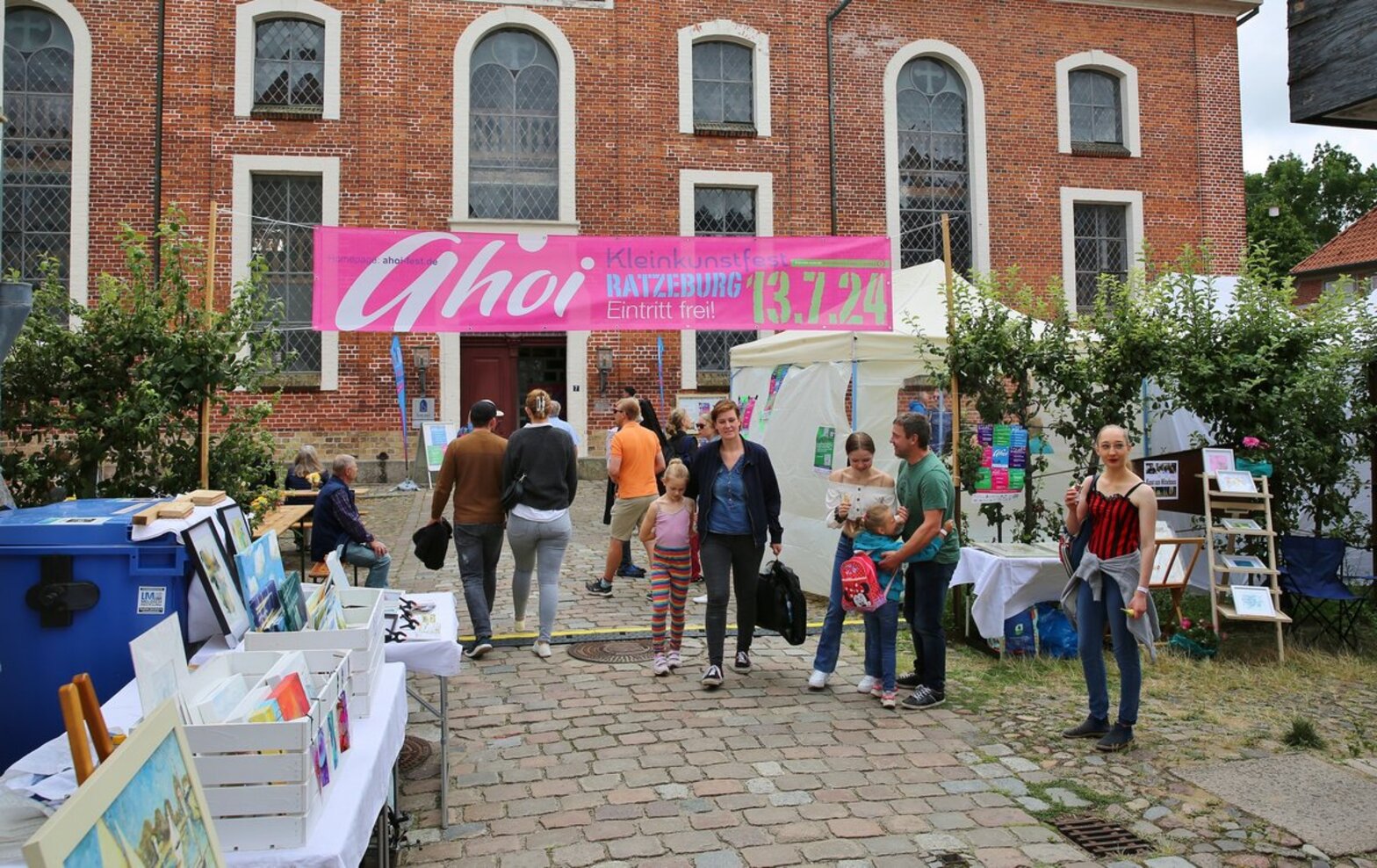 Menschen vor einer Kirche