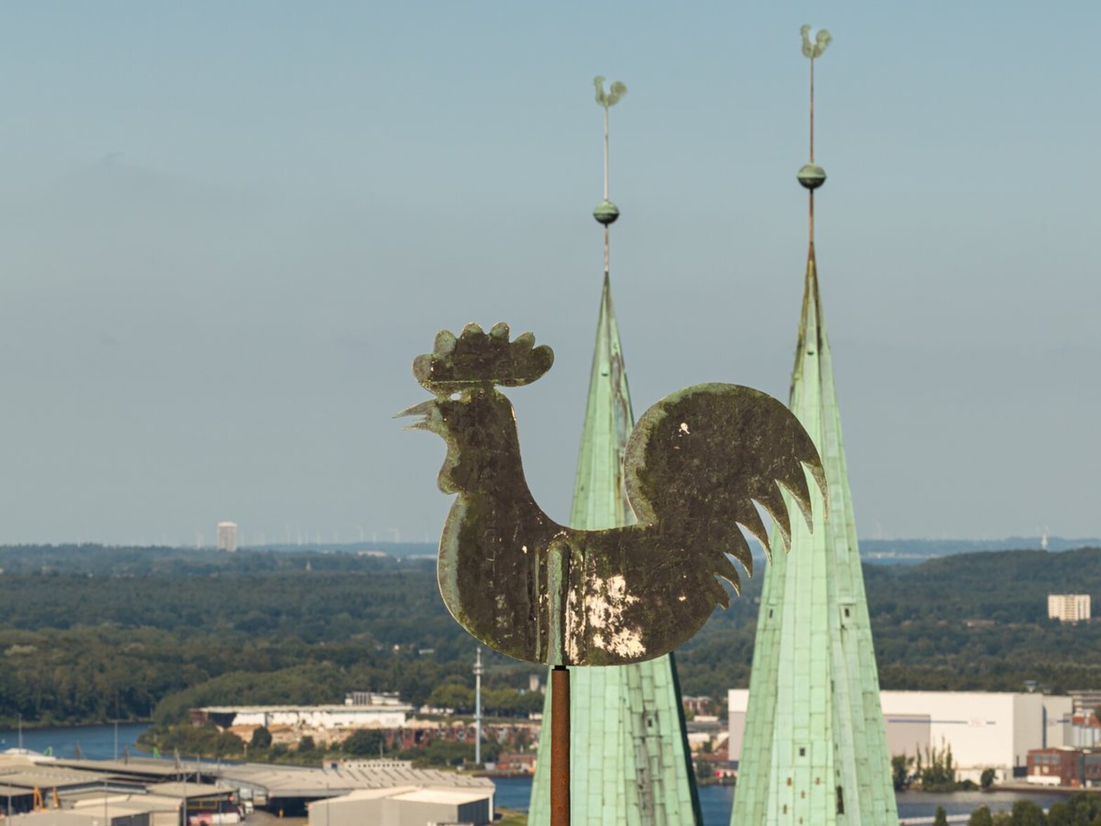 Ein Kirchturm mit Hahn 