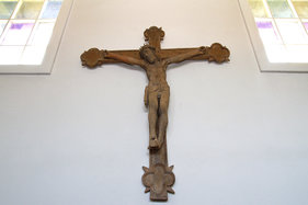  Kreuz an der Wand in der St.-Annen-Kapelle in Grambek