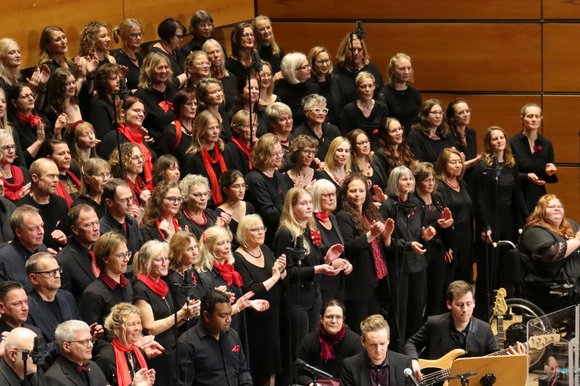 Chorsingende auf der Bühne