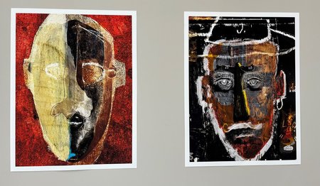 Zwei Kunstdrucke mit abstrakten Gesichtern.
