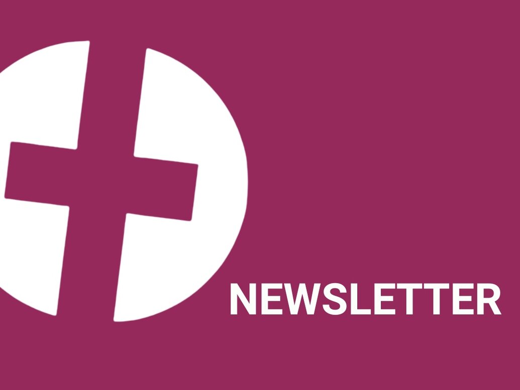 brombeerfarbener Hintergrund, Text Newsletter und zwei weiße Klammern, die ein brombeerfarbenes Kreuz umrahmen