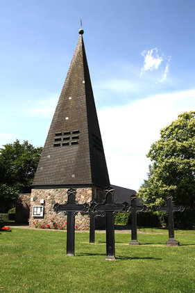 Der freistehende Turm der St.-Andreas-Kirche in Sahms