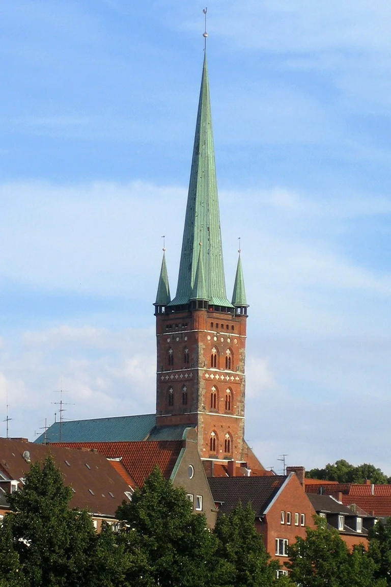 Der Turm von St. Petri Lübeck überragt die Lübeck Dächer