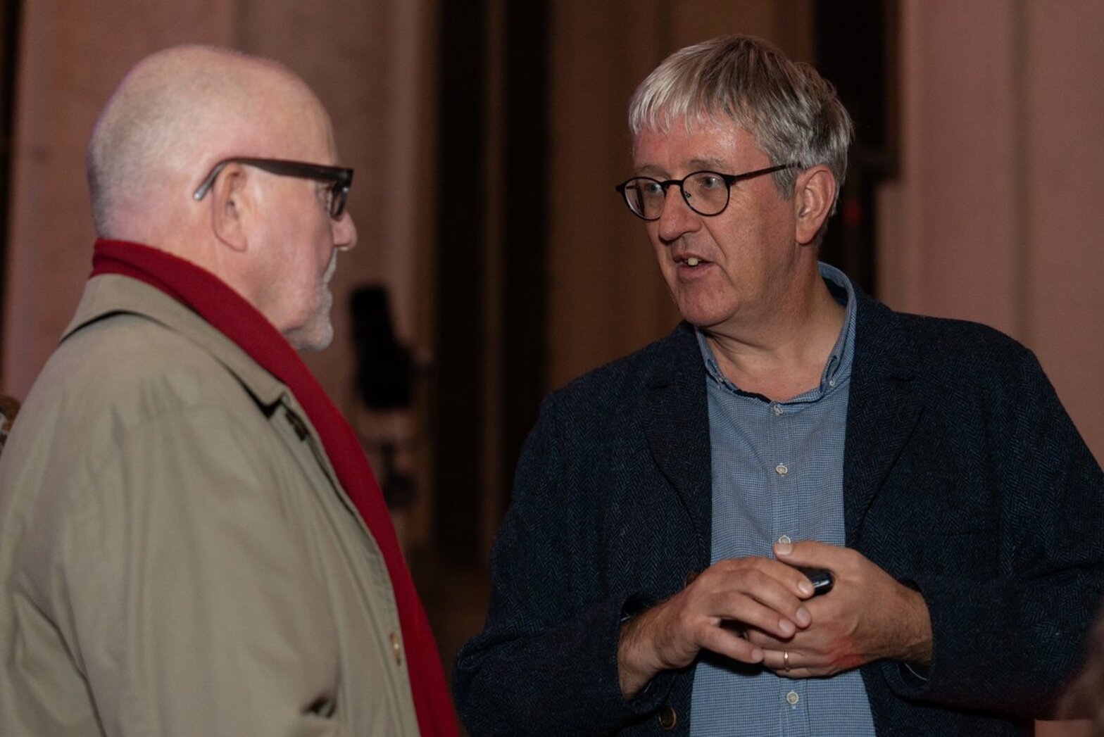 Menschen in einer Kirche 