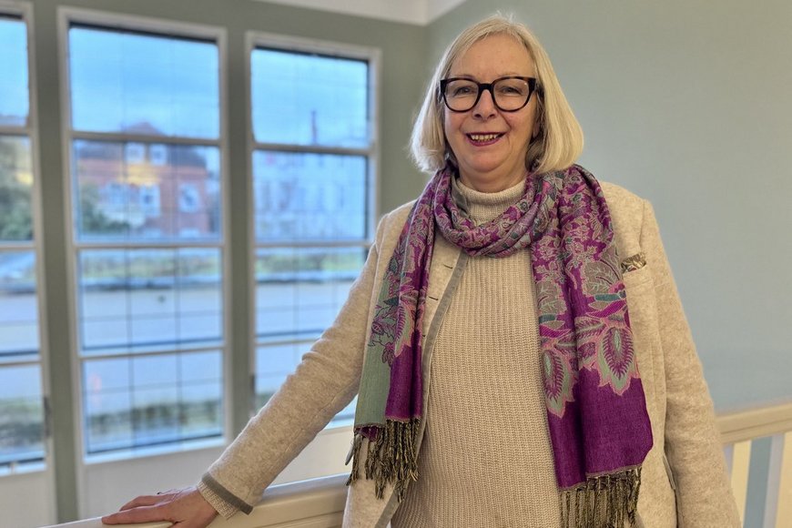 Eine Frau schaut in die Kamera - Copyright: Bastian Modrow