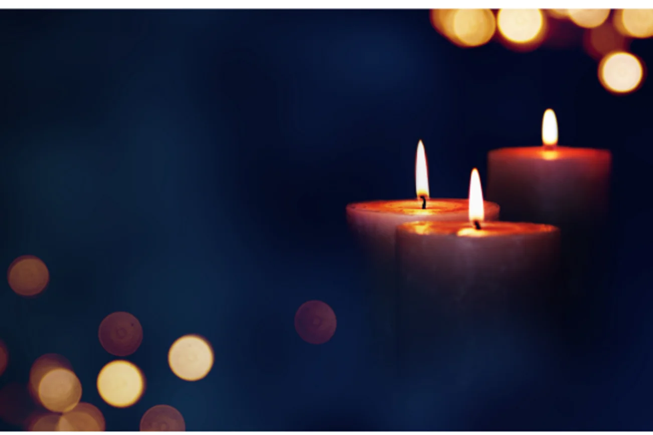 Brenndene Kerzen im Vordergrund scharf, im Hintergrund unscharf.