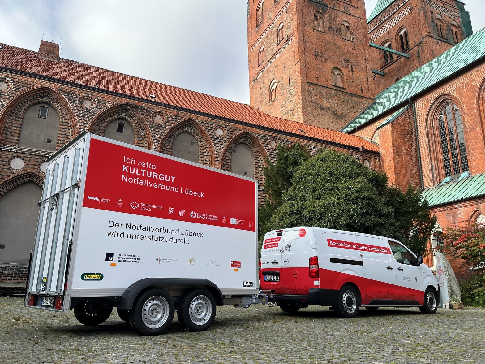 Ein Auto und ein Notfallanhänger.