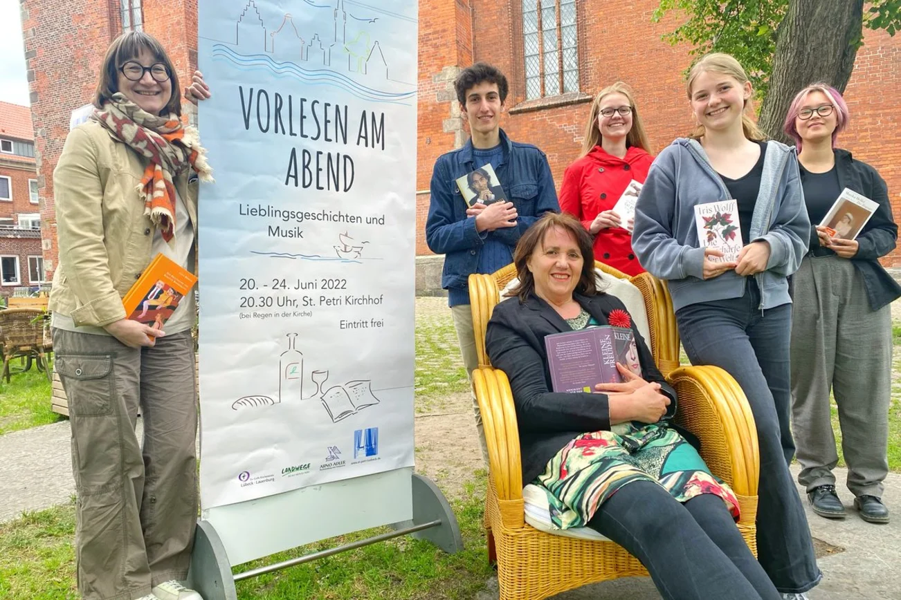 Eine Gruppe fröhlicher Menschen vor einer Kirche