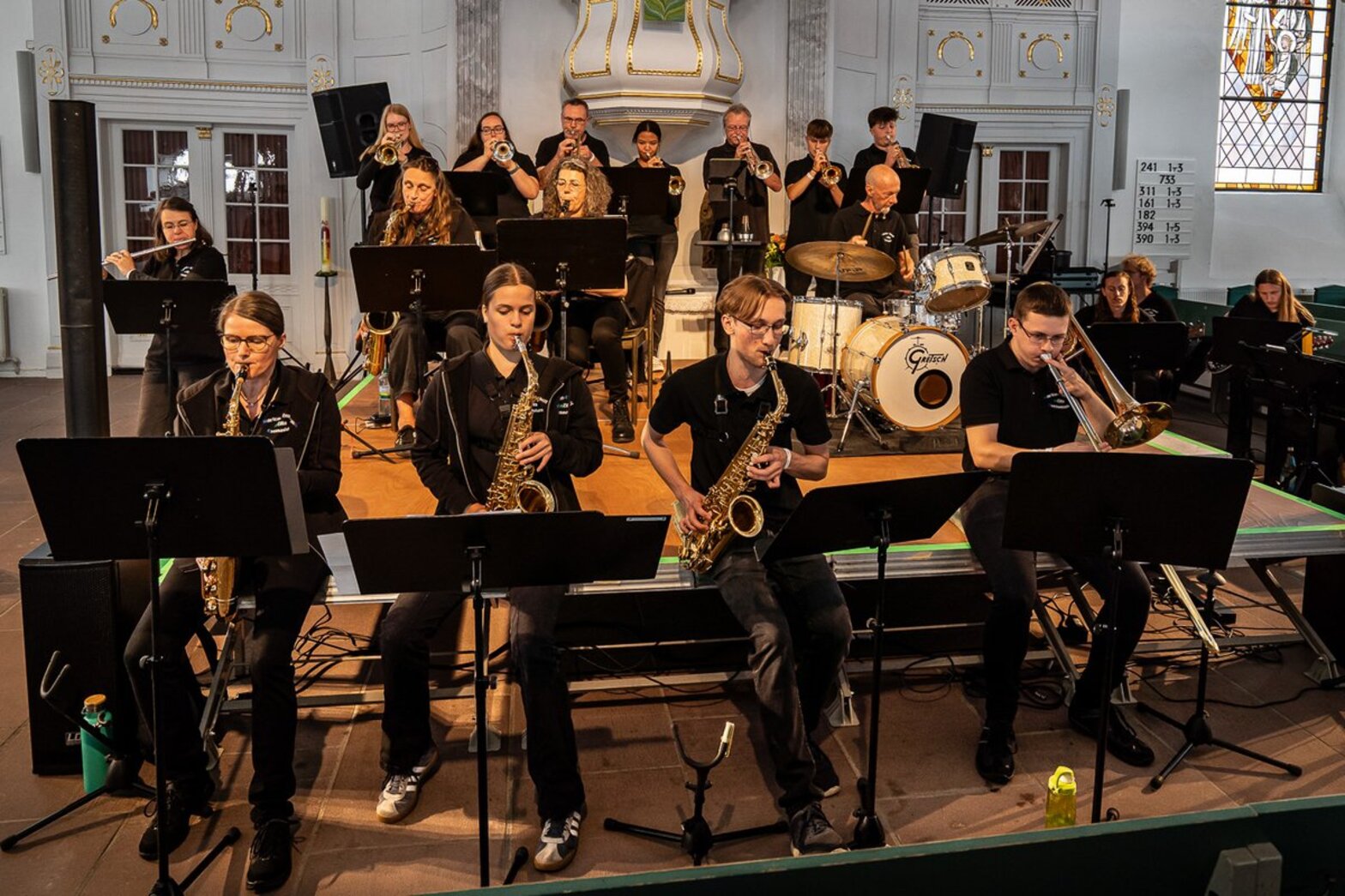 Menschen musizieren in einer Kirche