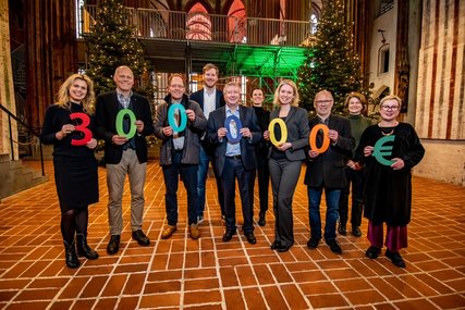 Menschen in einer Kirche  - Copyright: Lena Modrow