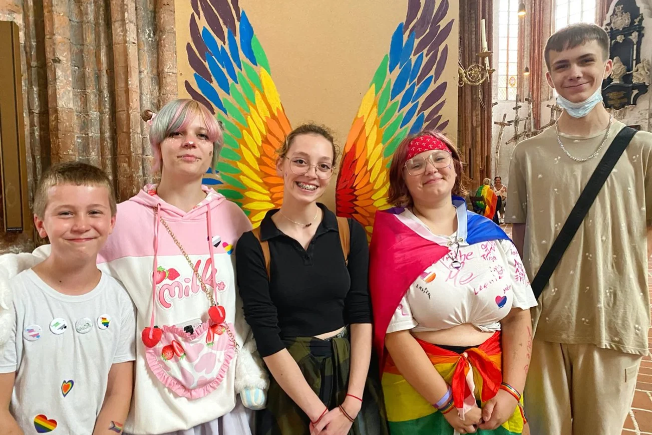Junge Menschen in St. Marien beim CSD-Event. 
