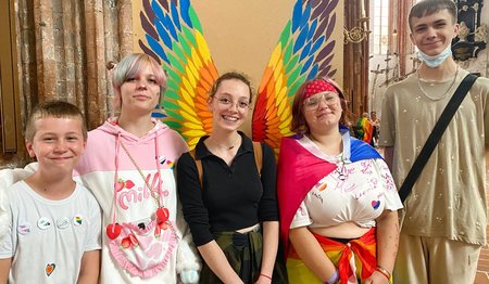 Junge Menschen in St. Marien beim CSD-Event. 