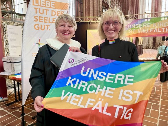 Zwei Frauen in einer Kirche