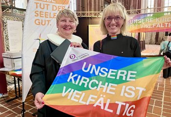 Zwei Frauen in einer Kirche - Copyright: Bastian Modrow