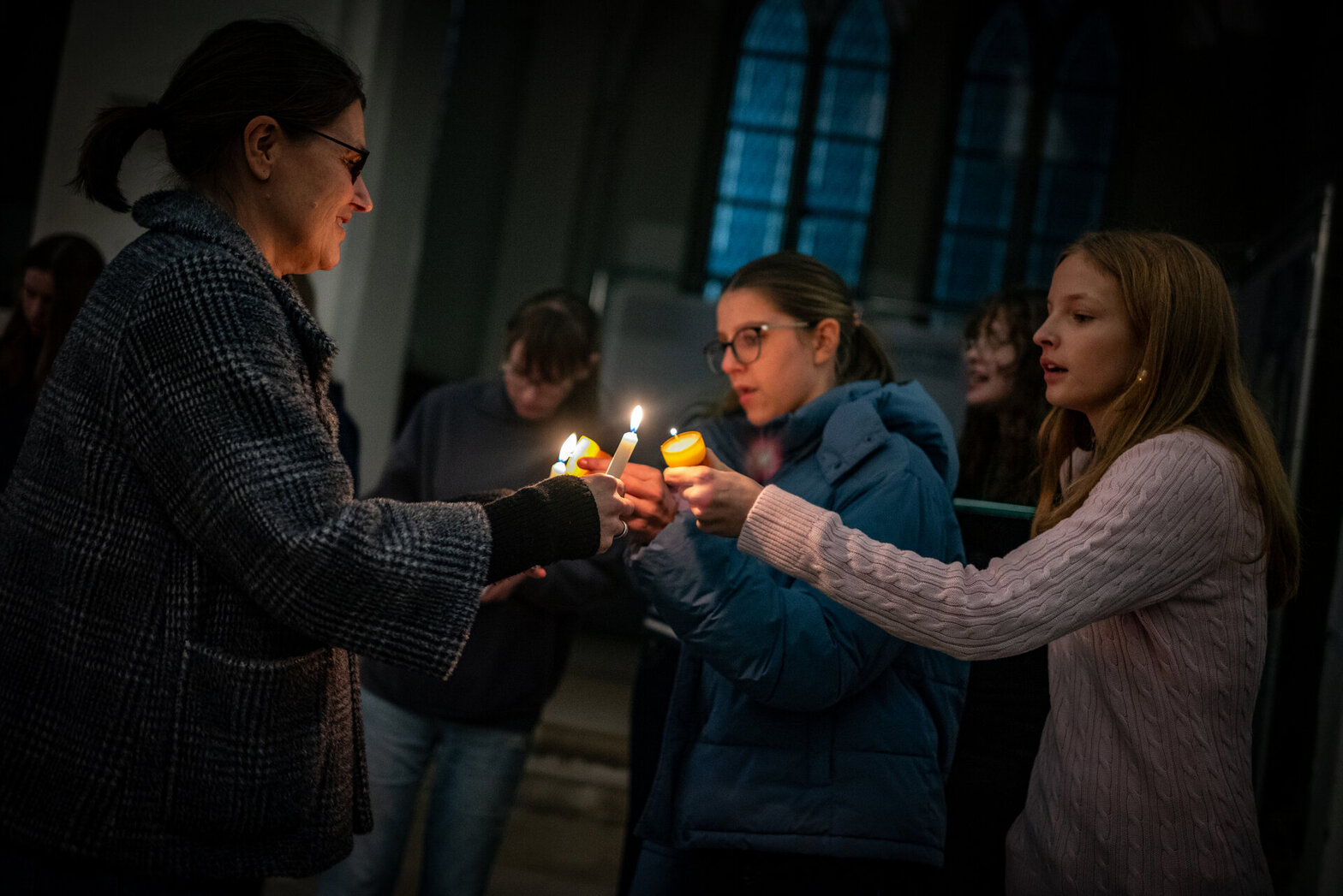 Menschen in einer Kirche 