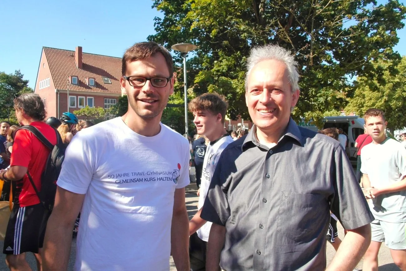 Zwei Menschen schauen in die Kamera