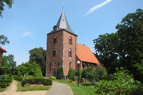 Eine Außenansicht von St. Georg mit umliegendem Kirchhof