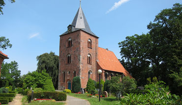 Friedhof St. Georg Genin - Copyright: contactImageCopyright_stringS Eine Außenansicht von St. Georg mit umliegendem Kirchhof - Copyright: contactImageCopyright_stringS