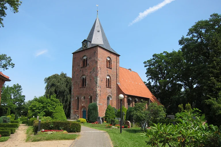 Eine Außenansicht von St. Georg mit umliegendem Kirchhof