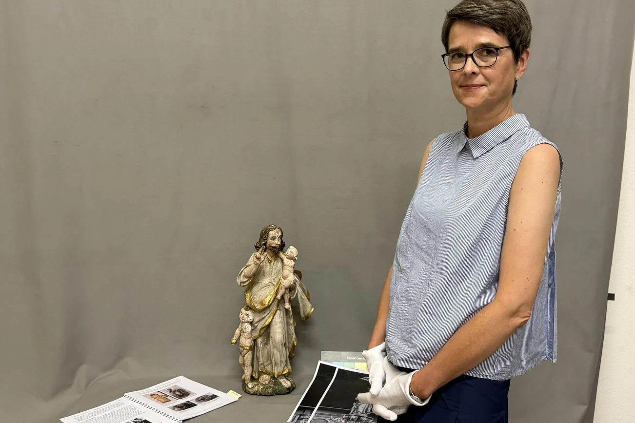 Frau vor Christusgruppe