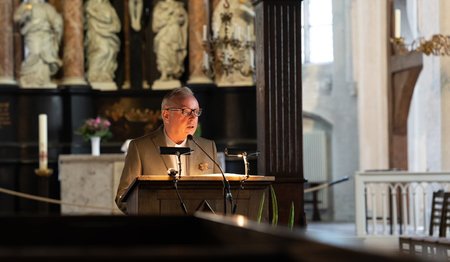 Mann spricht in einer Kirche