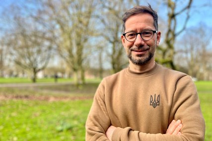 Mann lächelt im Park in die Kamera - Copyright: Bastian Modrow