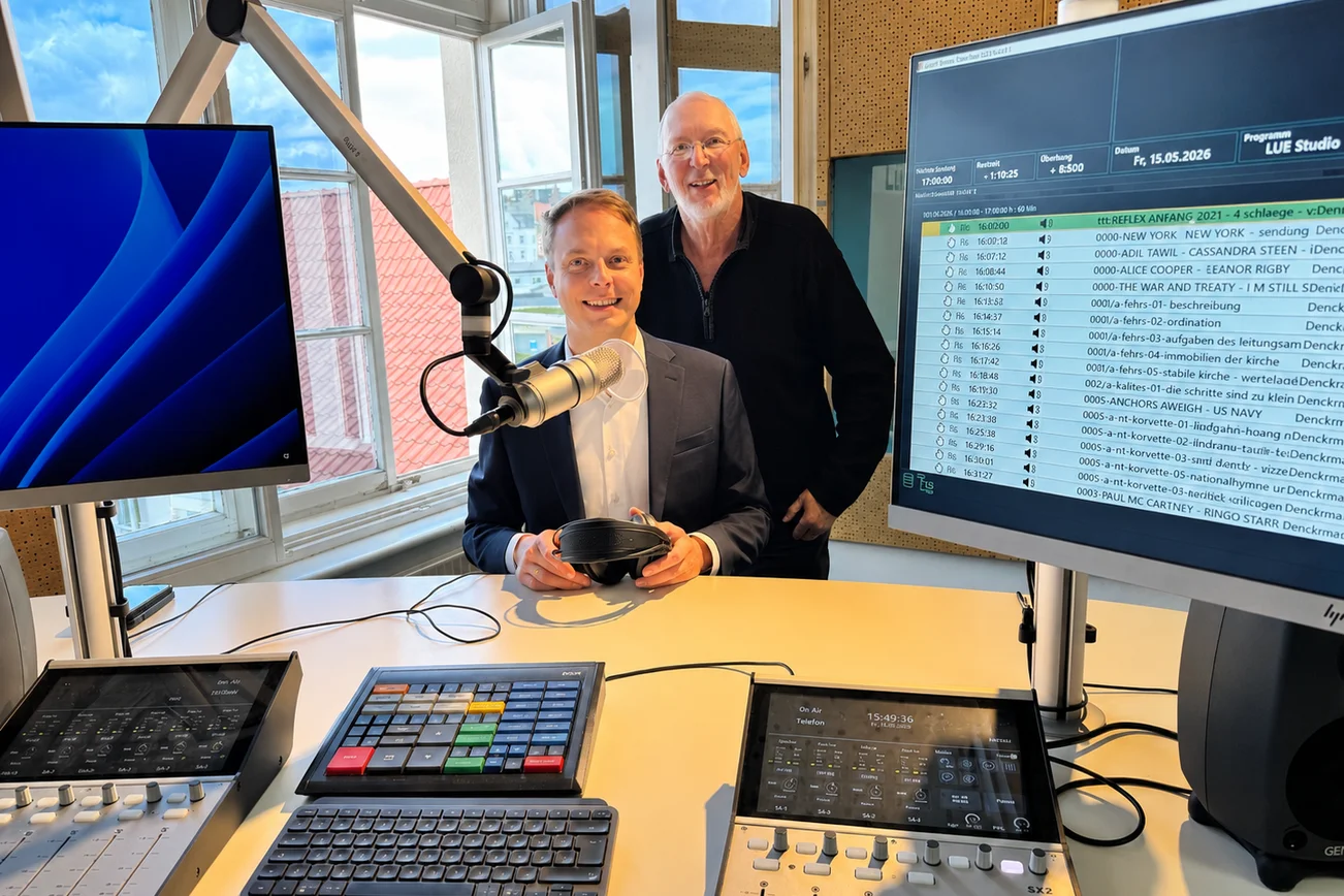 Zwei Männer in einem Hörfunkstudio