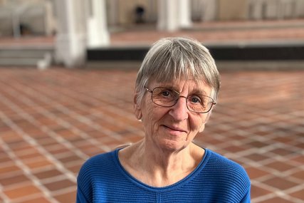 Frau schaut lächelnd in die Kamera. - Copyright: Katharina Micheel