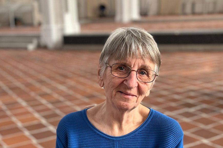 Frau schaut lächelnd in die Kamera. - Copyright: Katharina Micheel