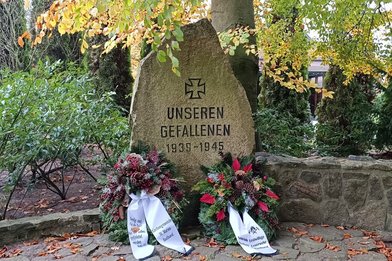 Gedenkstein Volkstrauertag - Copyright: Isabel Zernig