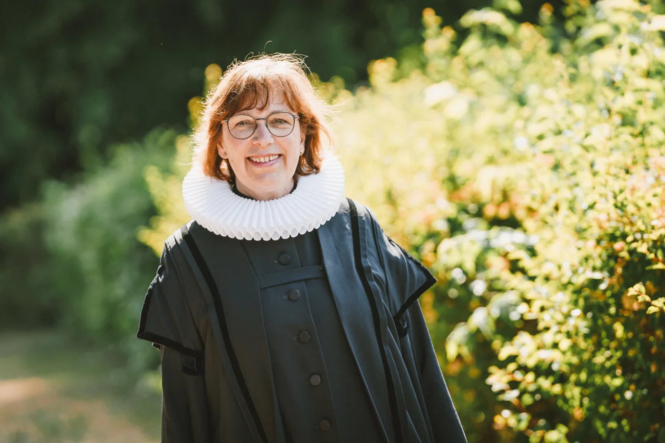 Eine Pastorin an einem Feldrand 