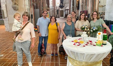 Eine Familie feiert die Trauung in St. Marien