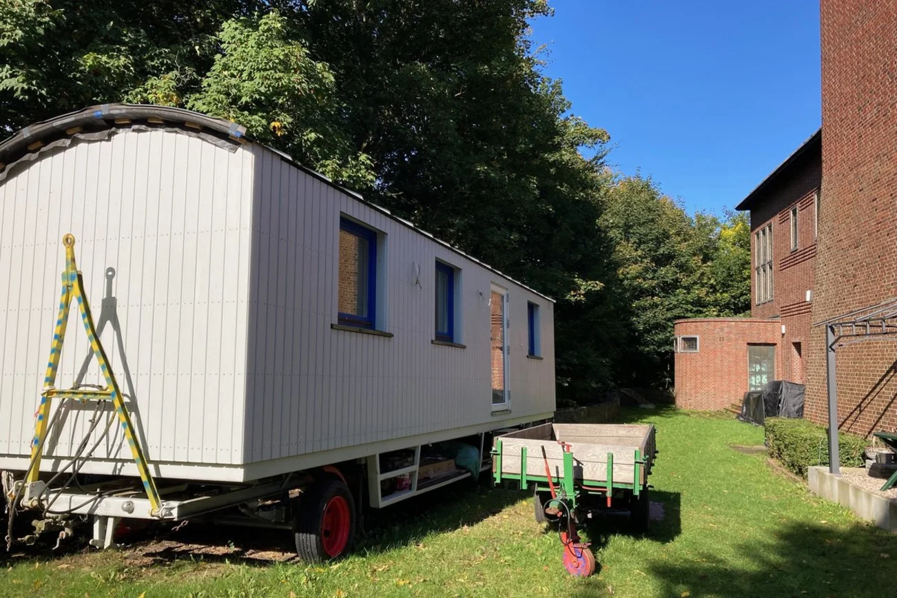 Ein Bauwagen steht auf einer Wiese