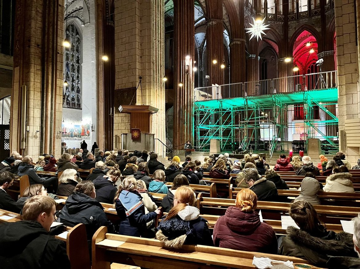 Menschen in einer Kirche