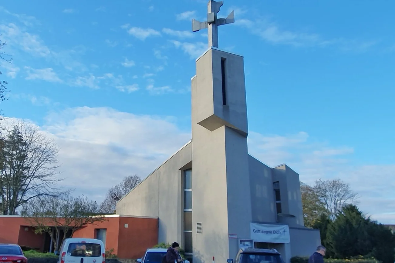 Blick auf eine Kirche im Winter