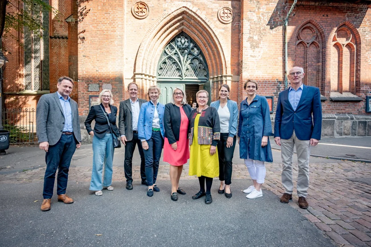 Menschen vor einer Kirche