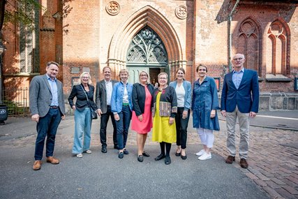 Menschen vor einer Kirche - Copyright: 7Türme+