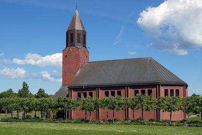 Außenansicht der Versöhnungskirche Travemünde von der Seite