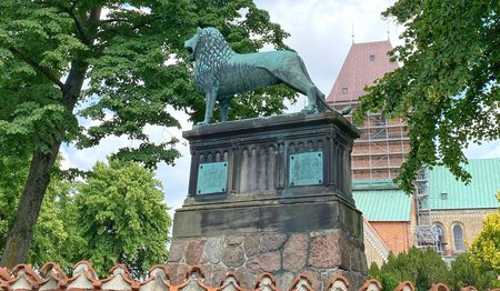 Blick auf eine Skulptur vor einer Kirche