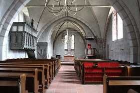 Blick von hinten durch das gesamte Kirchenschiff von St. Johannis Sterley 