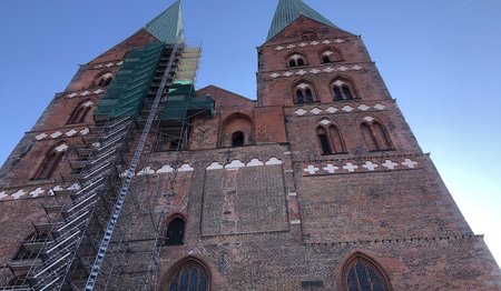 Die Türme von St. Marien mit dem Gerüst am Nordturm.