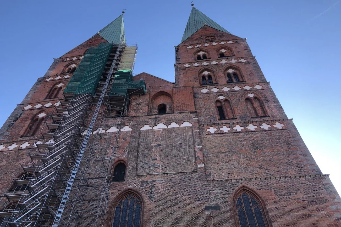 Die Türme von St. Marien mit dem Gerüst am Nordturm.